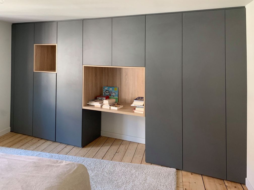 Bureau sur mesure incrusté dans le mur