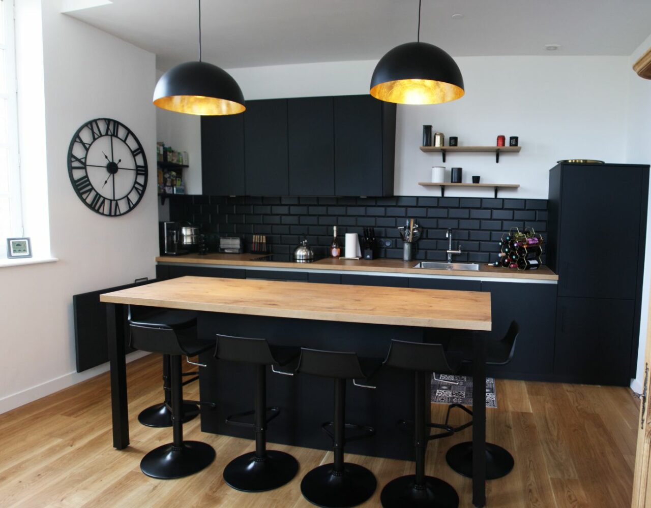 cuisine - moderne - noir - bois - luminaire - or - credence - pave - metro - mat - industriel - horloge