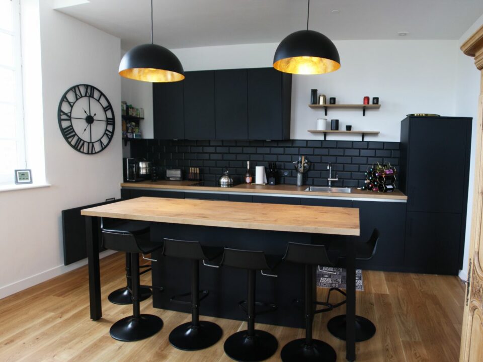 cuisine - moderne - noir - bois - luminaire - or - credence - pave - metro - mat - industriel - horloge