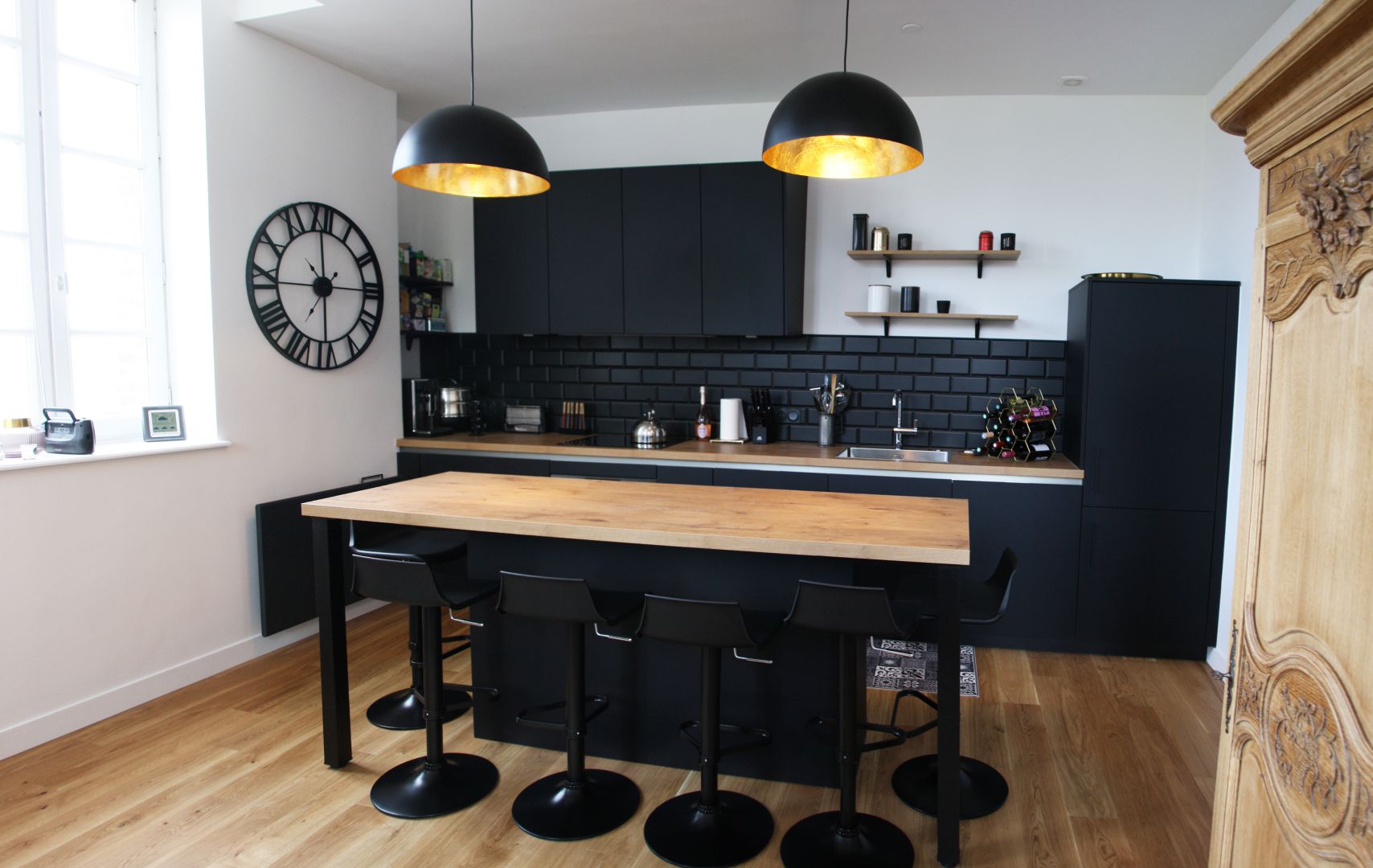 cuisine - moderne - noir - bois - luminaire - or - credence - pave - metro - mat - industriel - horloge