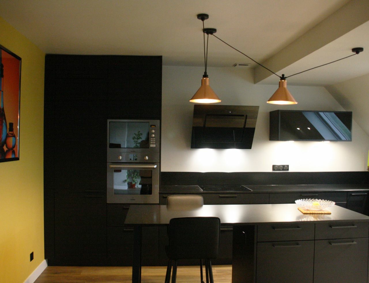 cuisine - noir - blanc - jaune - babouche - moderne - luminaires - cuivre