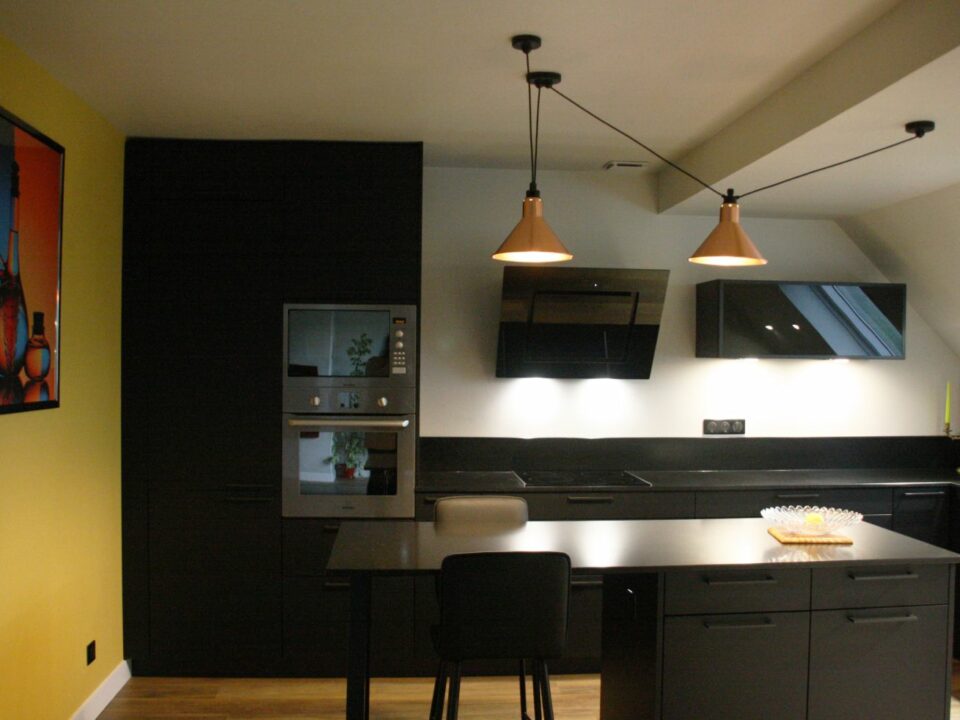 cuisine - noir - blanc - jaune - babouche - moderne - luminaires - cuivre