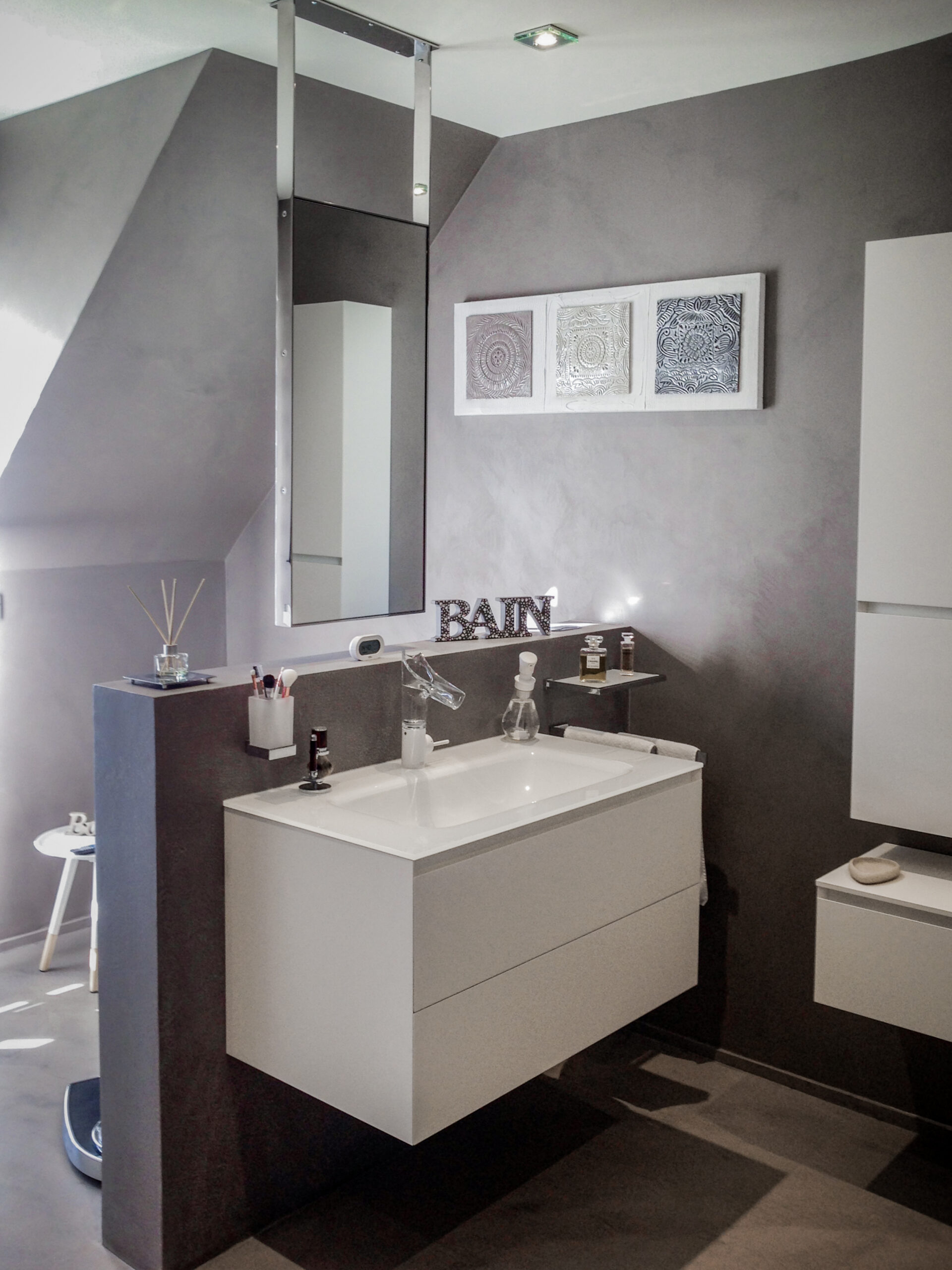 salle-de-bain-beton-cire-gris-miroir-suspendu