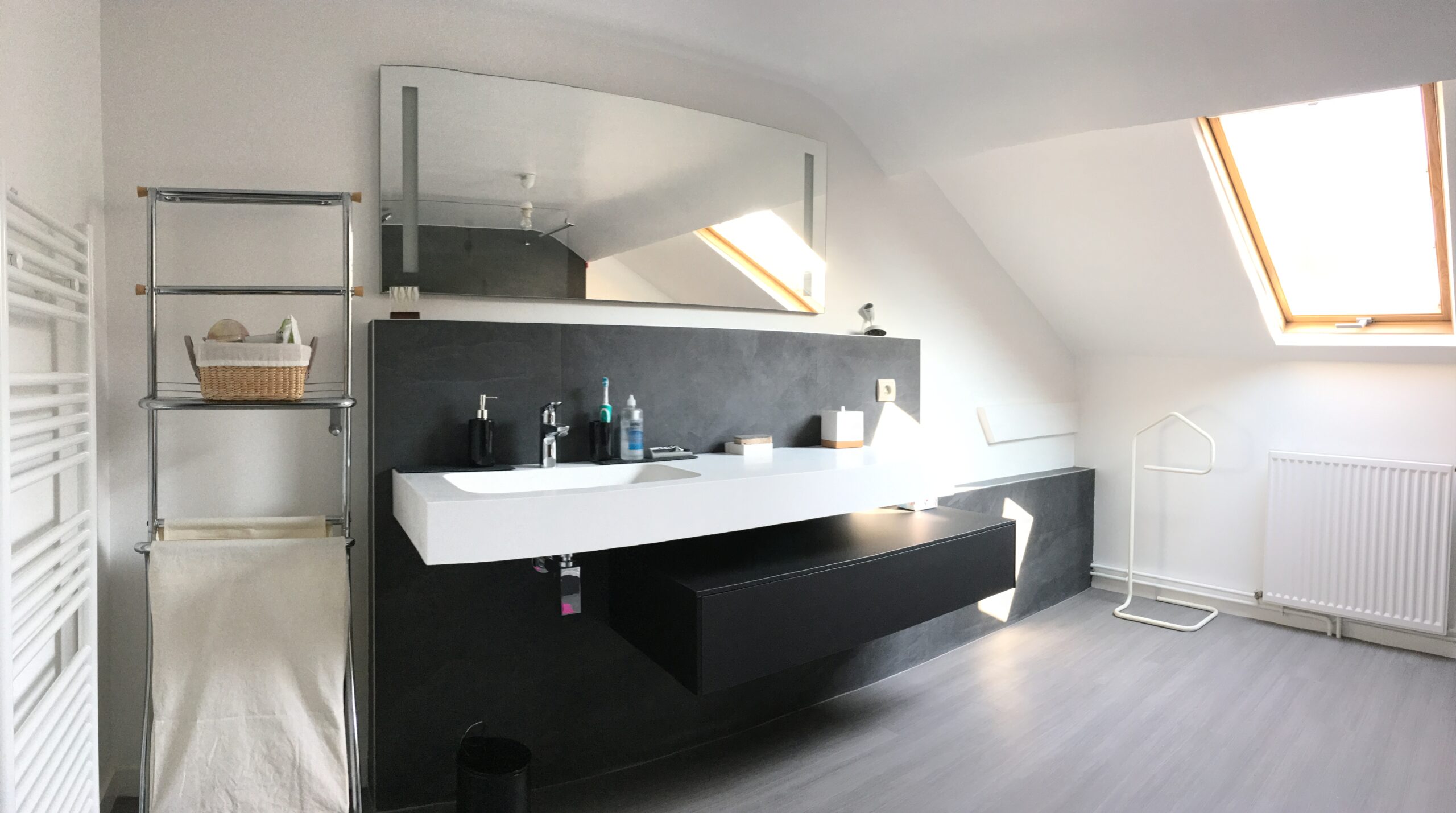 salle-de-bain-meuble-vasque-noir-blanc-contemporain