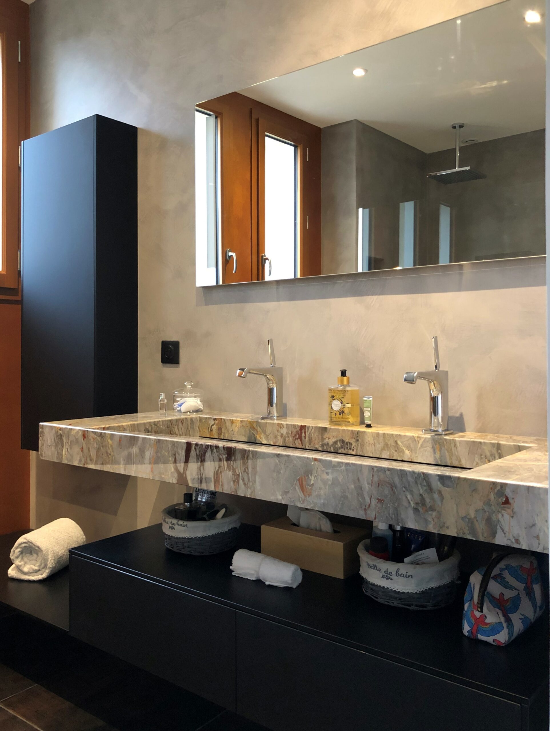 salle-de-bain-plan-vasque-marbre-granit-beton-ciré