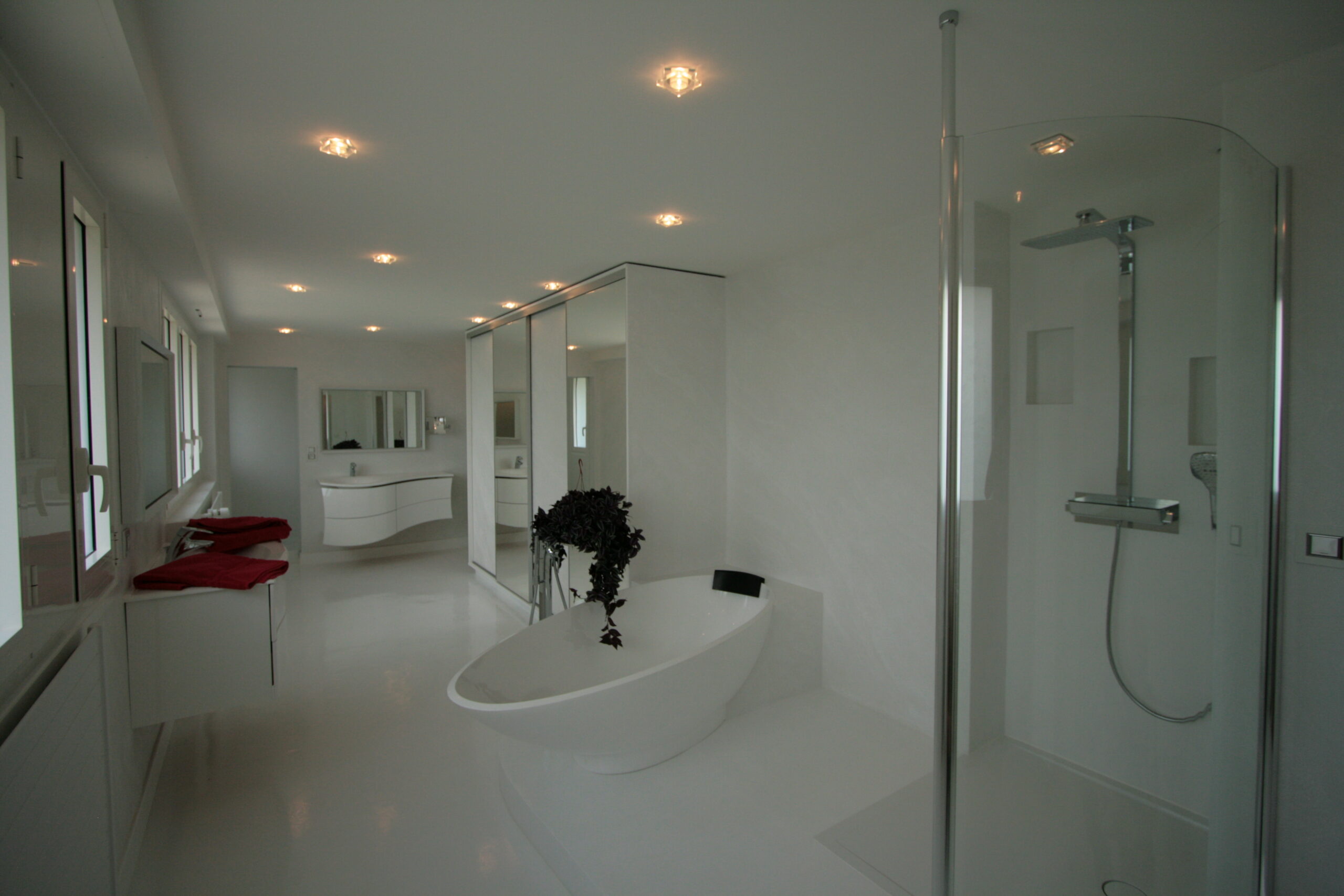 salle-de-bain-suite-parentale-beton-cire-blanc-baignoire-ilot-douche-italienne-dressing