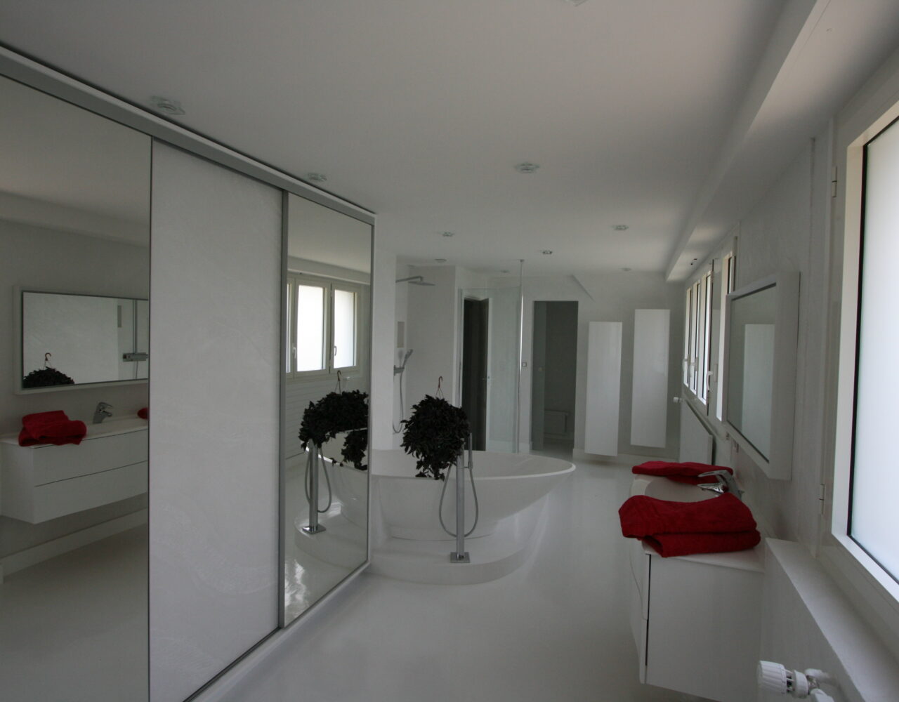 suite-parentale-dressins-placard-baignoire-ilot-blanc-beton-cire