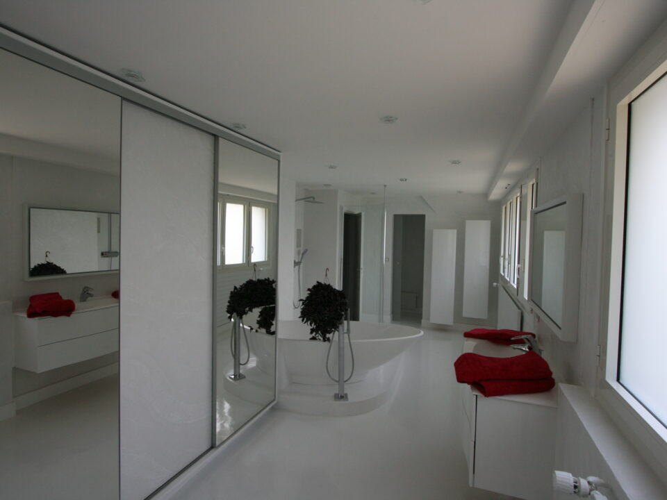 suite-parentale-dressins-placard-baignoire-ilot-blanc-beton-cire